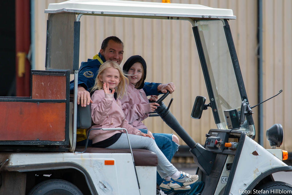 Hunor och hans döttrar i golfbilen